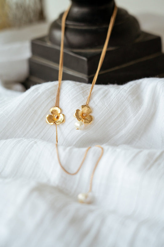 Flower back necklace