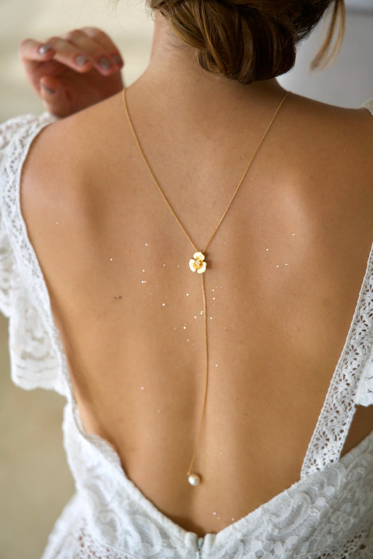 Flower back necklace