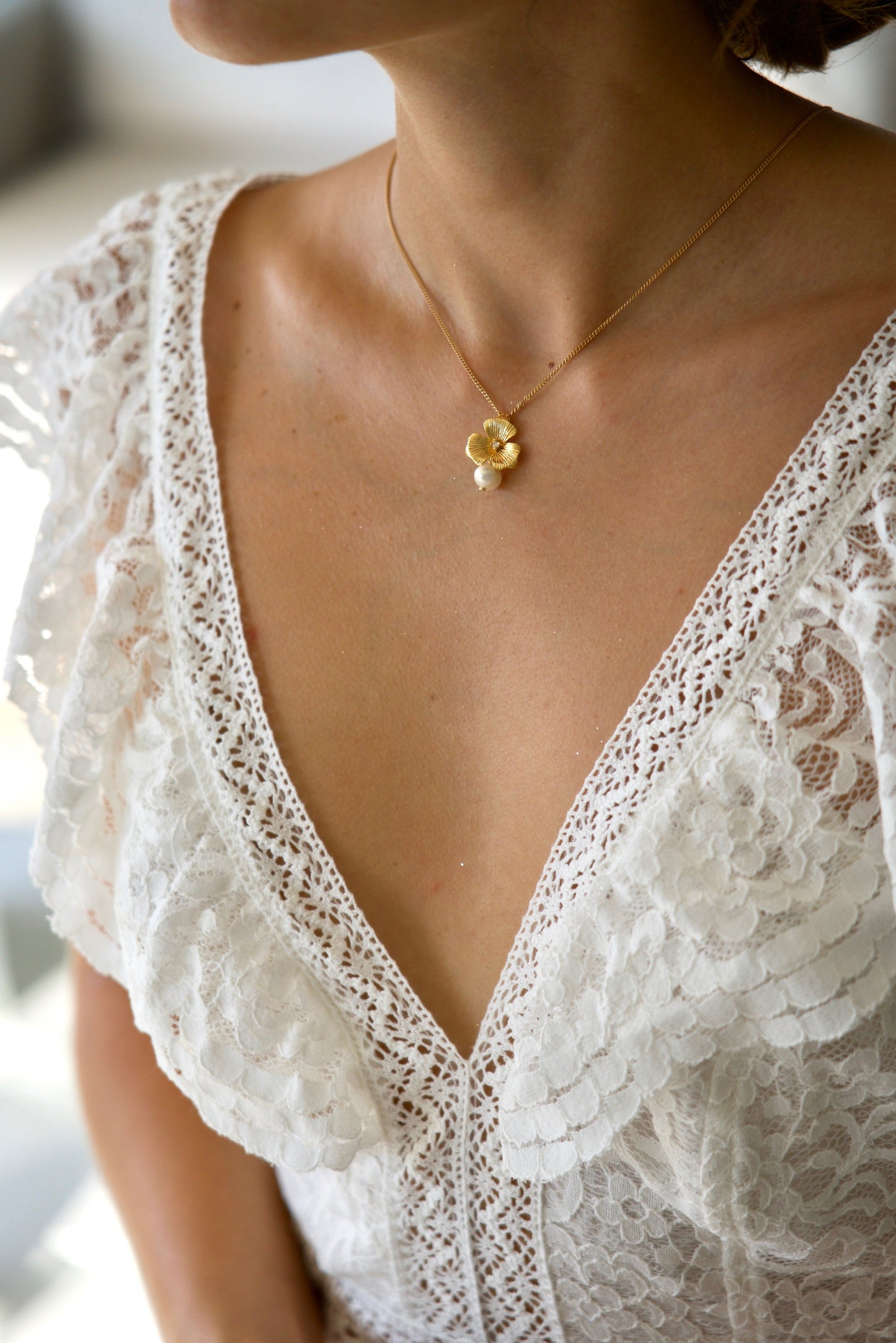 Flower back necklace