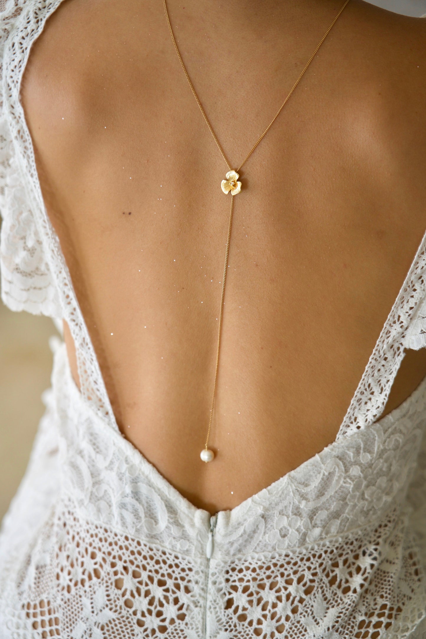 Flower back necklace